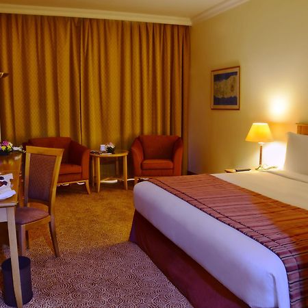 Swiss-Belhotel Sardzsa Kültér fotó