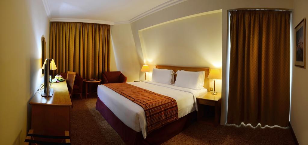 Swiss-Belhotel Sardzsa Kültér fotó